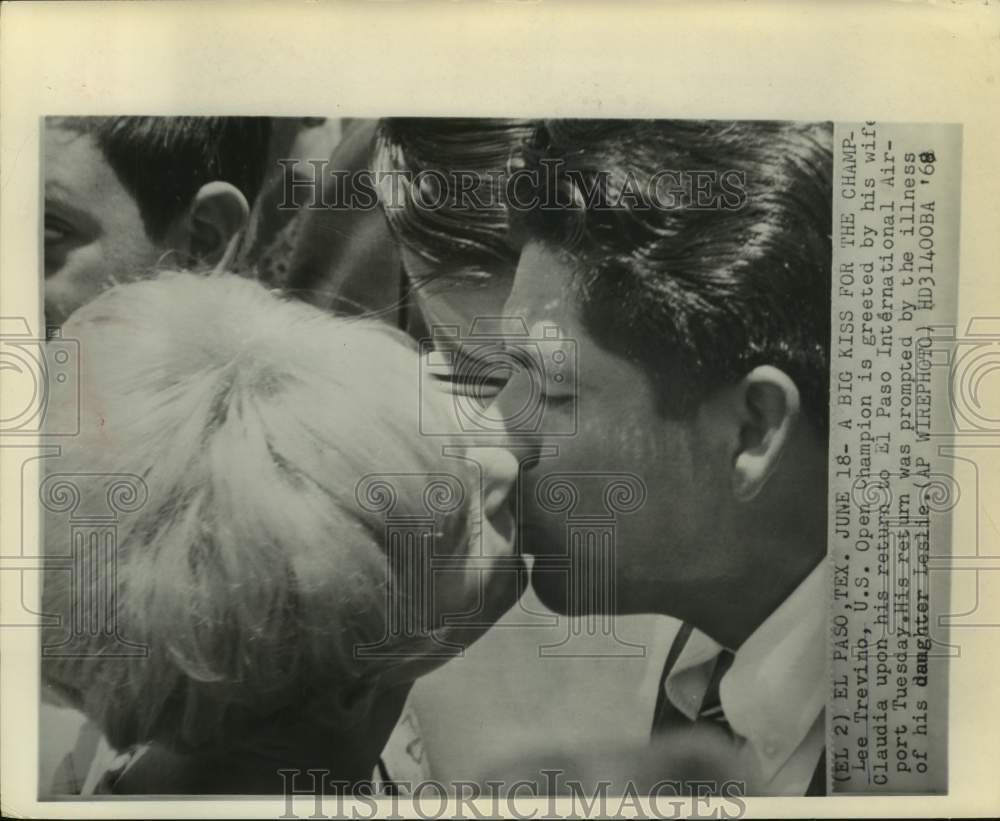 1968 Press Photo U.S. Open Champion Lee Trevino gets a kiss from wife Claudia- Historic Images