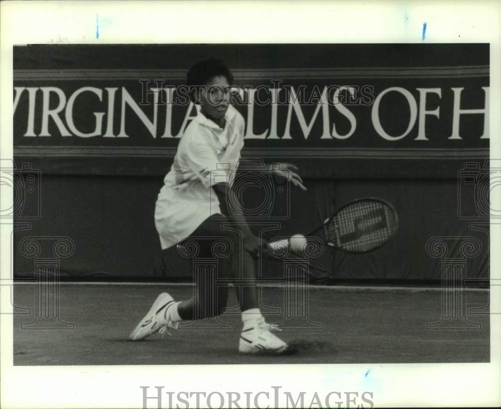 1988 Press Photo Tennis player Lori McNeil returns backhand shot in match- Historic Images
