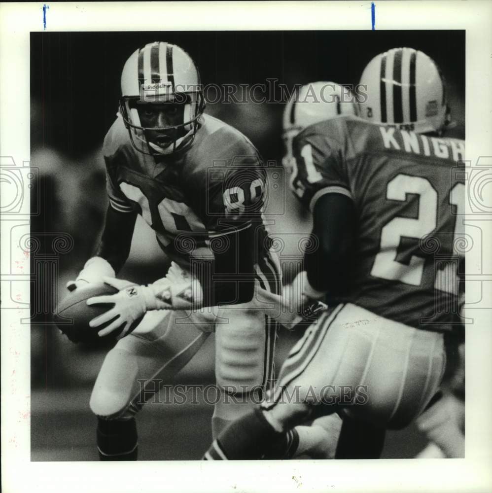 1990 Press Photo Houston Oilers football player Gerald McNeil returns punt- Historic Images