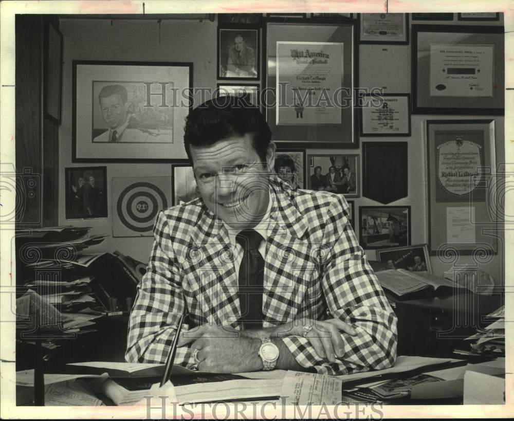 1979 Press Photo Former Rice all-America football back Dick Maegle sits at desk- Historic Images