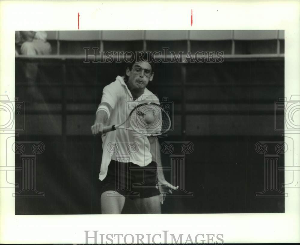 1990 Press Photo SMU&#39;s Tim Triguero defeats Rice&#39;s Ken Thome at SWC Championship- Historic Images