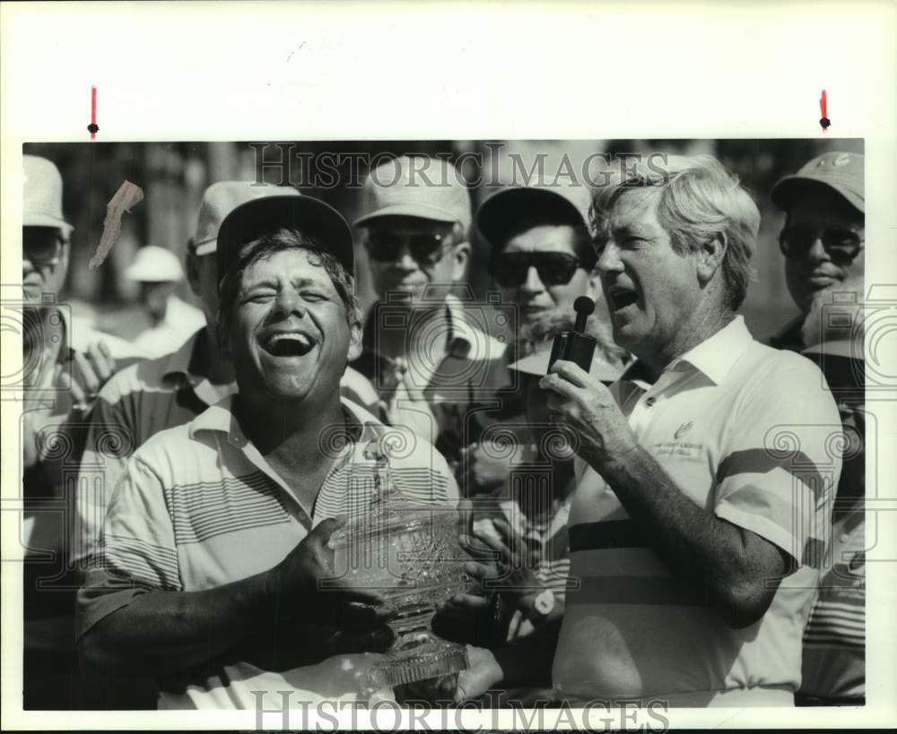 1990 Press Photo Doug Sanders awards Lee Trevino crystal trophy for tourney win- Historic Images