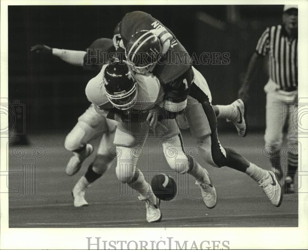 1986 Press Photo UH&#39;s Randy Thornton forces fumble &amp; turnover by David Rascoe- Historic Images