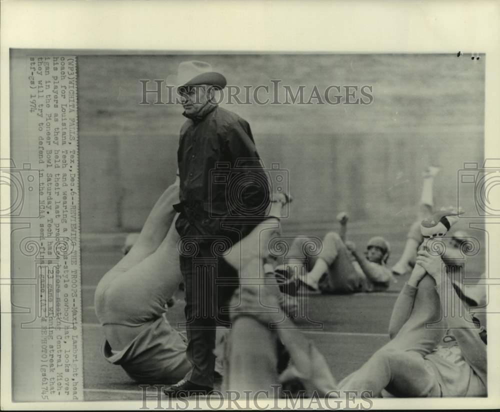 1974 Press Photo Louisiana Tech head Maxie Lambright watches team warmups- Historic Images