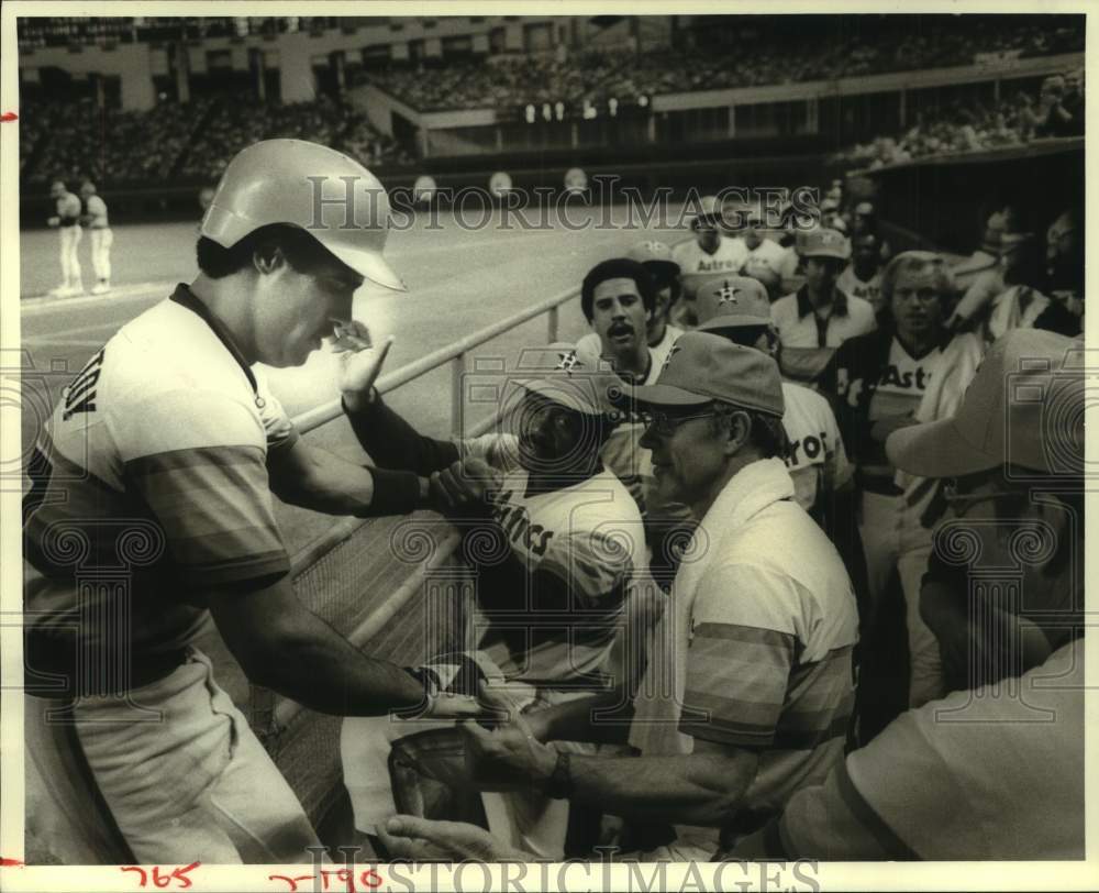 1980 Press Photo Astro Rafael Landestoy lauded after 3-run triple and run scored- Historic Images