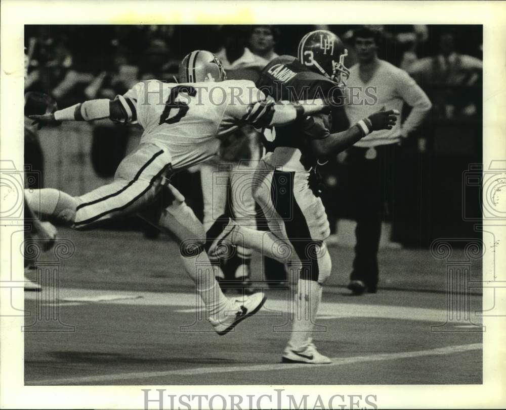 1984 Press Photo Houston football quarterback Gerald Landry scores TD in game- Historic Images