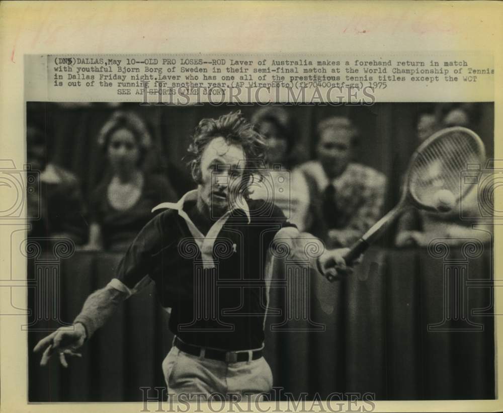 1975 Press Photo Rod Laver hits forehand in loss at World Championship.- Historic Images