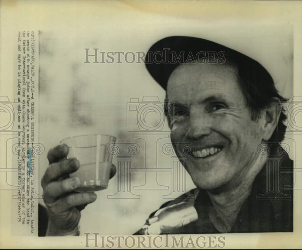 1975 Press Photo Pro golfer Gene Littler toasts press with orange juice in CA.- Historic Images