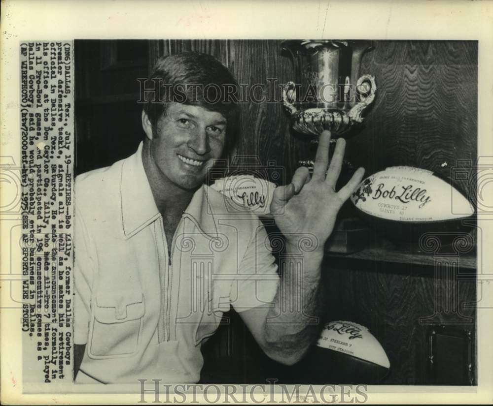 1975 Press Photo Cowboys&#39; defensive star Bob Lilly announces his retirement.- Historic Images