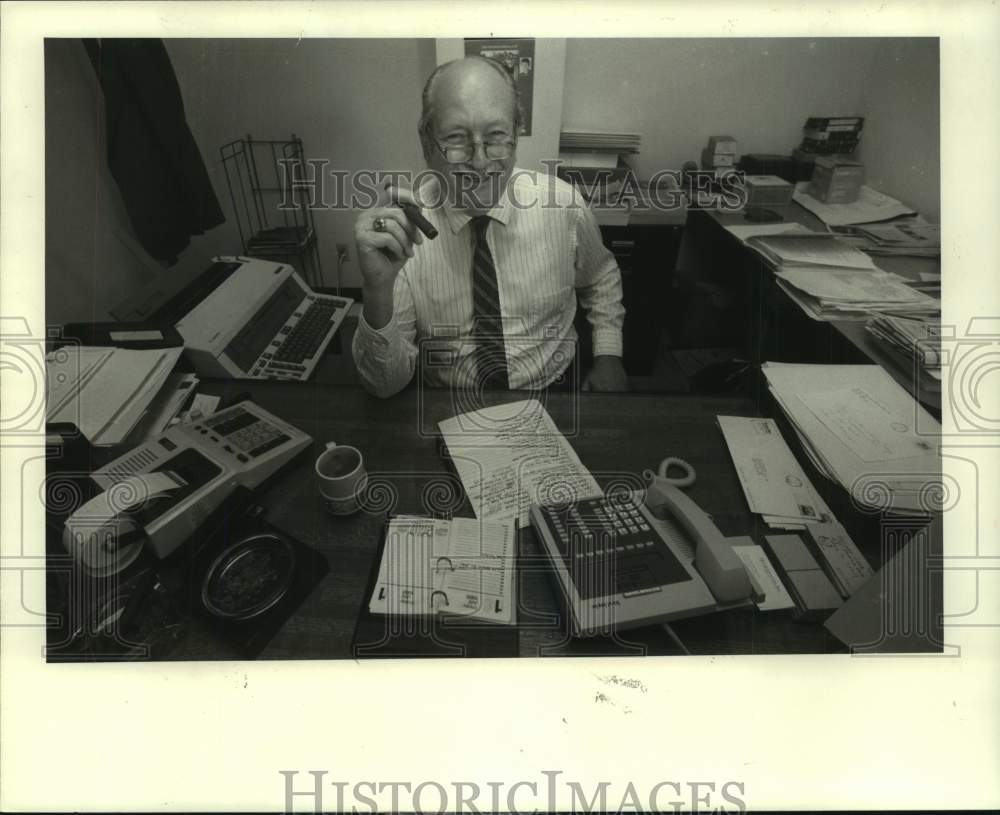 1988 Press Photo Former pro tennis player Hugh Sweeney talks about Wimbledon.- Historic Images