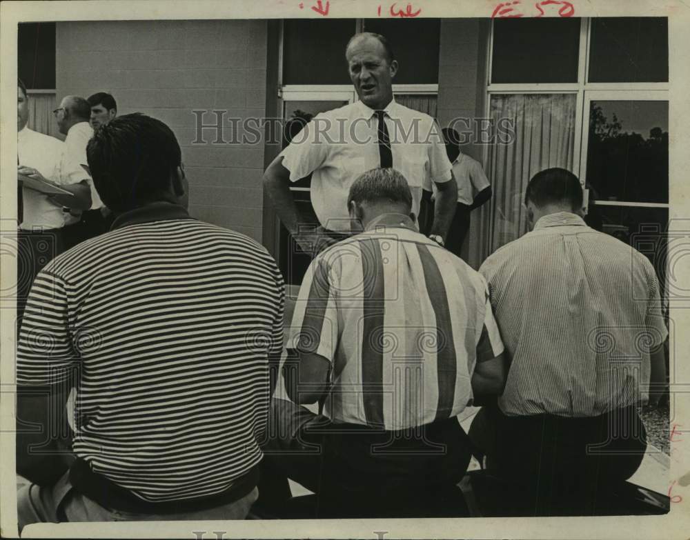 1966 Press Photo Steelers' receivers Hugh "Bones" Taylor talks to players.- Historic Images