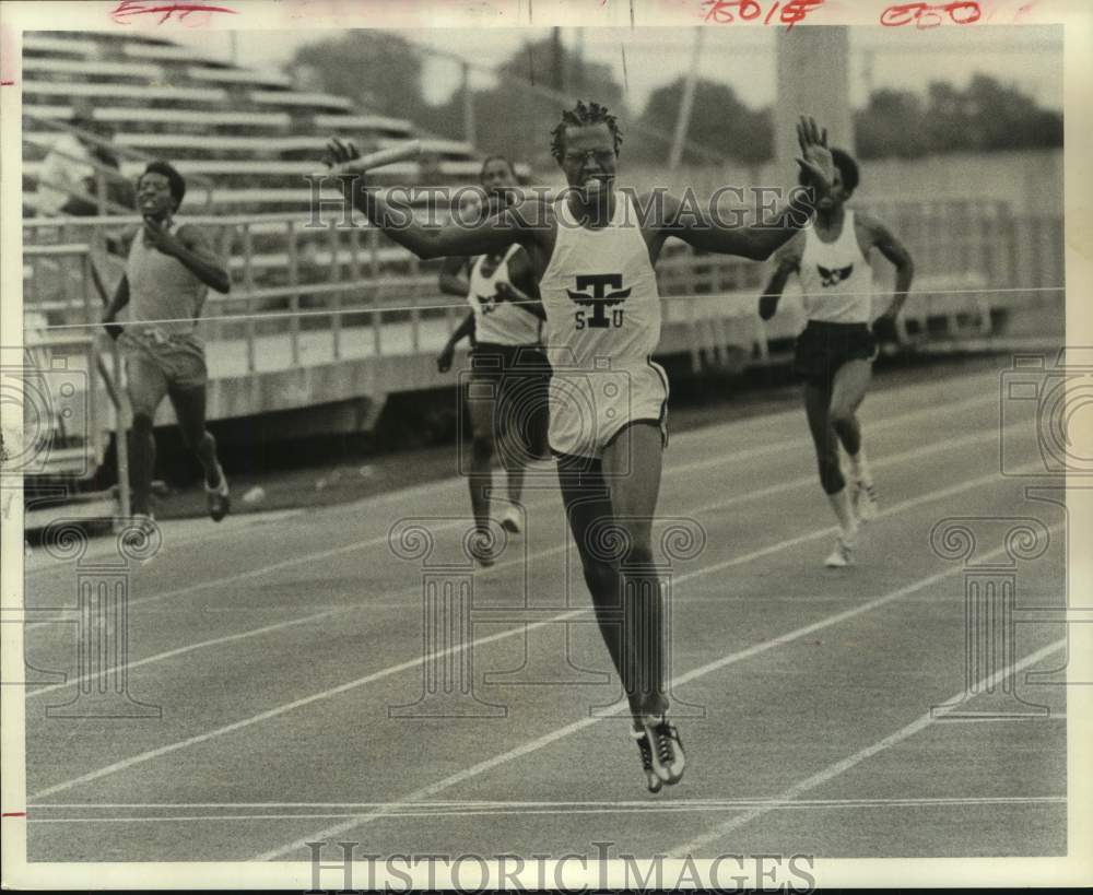 1977 Press Photo Texas Southern sprinter Robert Taylor crosses finish line first- Historic Images