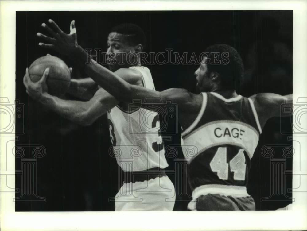 1990 Press Photo Rockets' Otis Thorpe drive to basket on Sonics' Michael Cage.- Historic Images