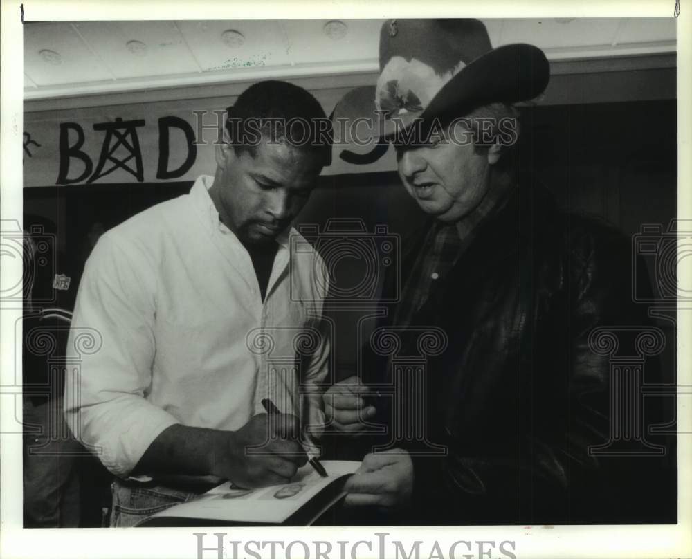 1989 Press Photo Oilers&#39; Johnny Meads signs autograph for fan Raoul Cuesta.- Historic Images