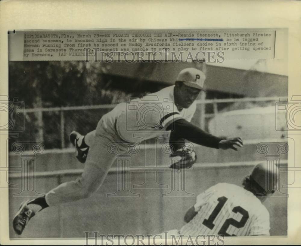 1974 Press Photo Pittsburgh Pirates baseball player Rennie Stennett knocked down- Historic Images