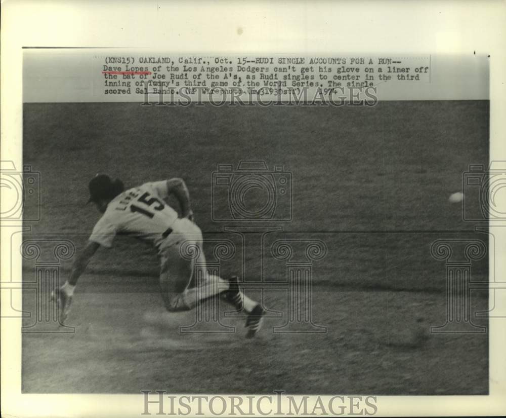 1974 Press Photo Dodgers&#39; Dave Lopes misses liner in 3rd World Series game- Historic Images