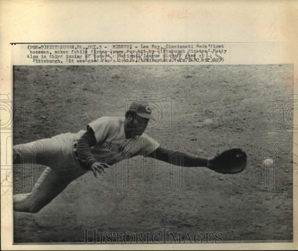 1970 Press Photo Reds' Lee May misses Pirate Matty Alou's World Series double- Historic Images