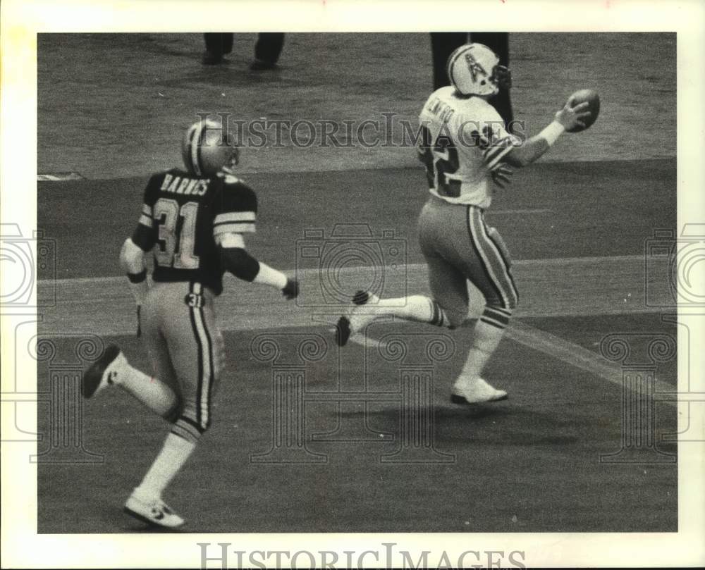 1982 Press Photo Oilers&#39; Mike Renfro takes his catch to a touchdown - hcs21409- Historic Images