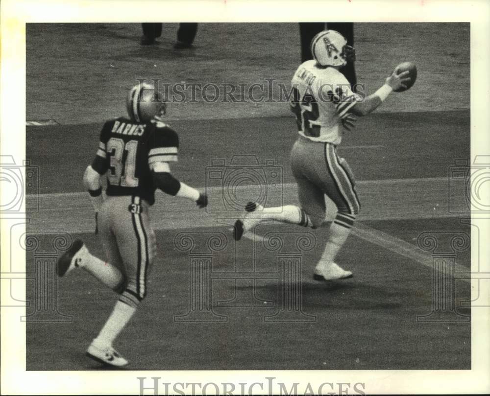 1982 Press Photo Oilers' Mike Renfro takes his catch to a touchdown - hcs21409- Historic Images