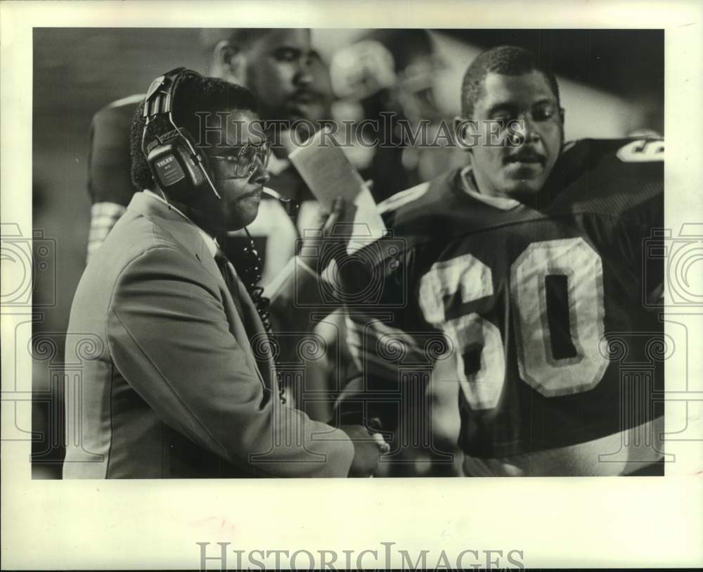 1983 Press Photo TSU Joe Redmond & Tiger player, in coach's final game- Historic Images