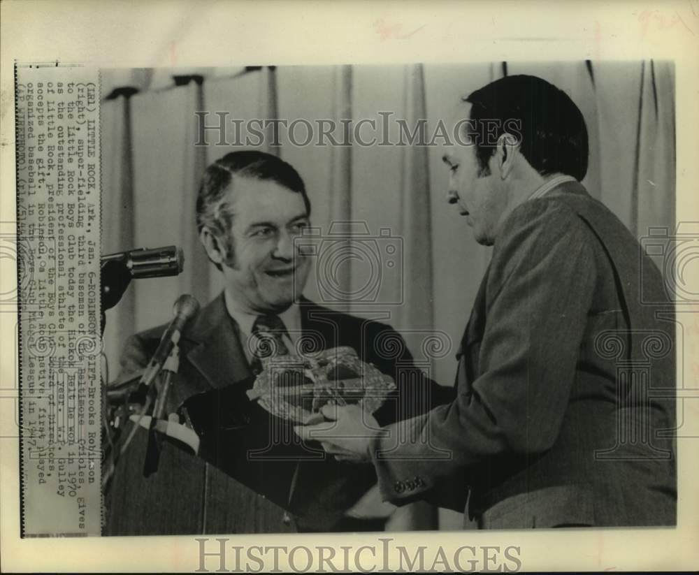 1972 Press Photo WP Gulley, Little Rock Boys Club gets gift from Brooks Robinson- Historic Images