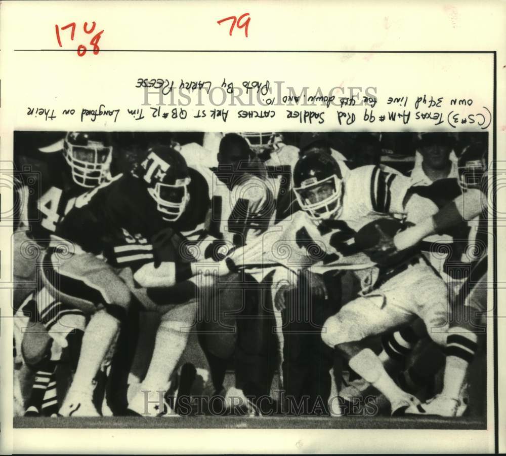 1983 Press Photo Texas A&M football player Rod Saddler tackles Arkansas State QB- Historic Images