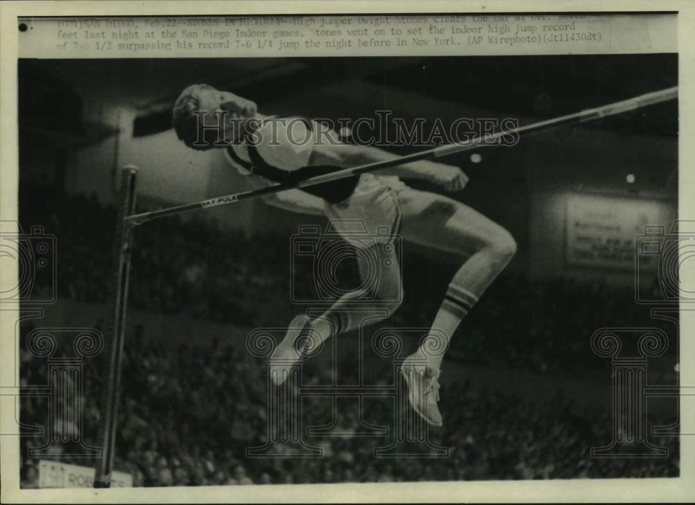 1975 Press Photo High jumper Dwight Stones clears the bar in San Diego, CA meet- Historic Images