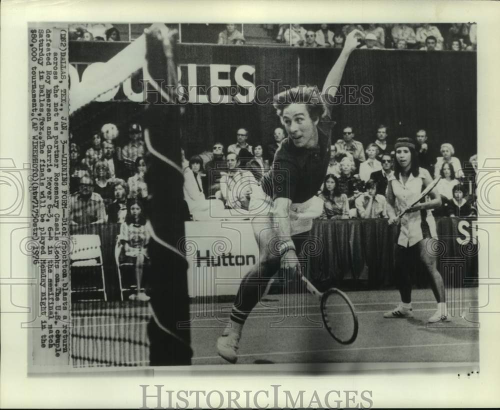 1976 Press Photo Tennis player Dick Stockton returns shot as partner looks on- Historic Images