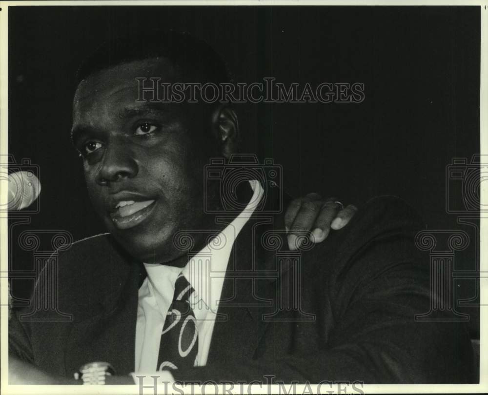 1990 Press Photo Redskin's Dexter Manley speaks before Senate Subcommittee- Historic Images
