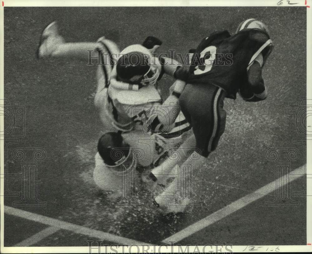 1981 Press Photo Rice University football player Michael Calhoun #3 is tackled- Historic Images