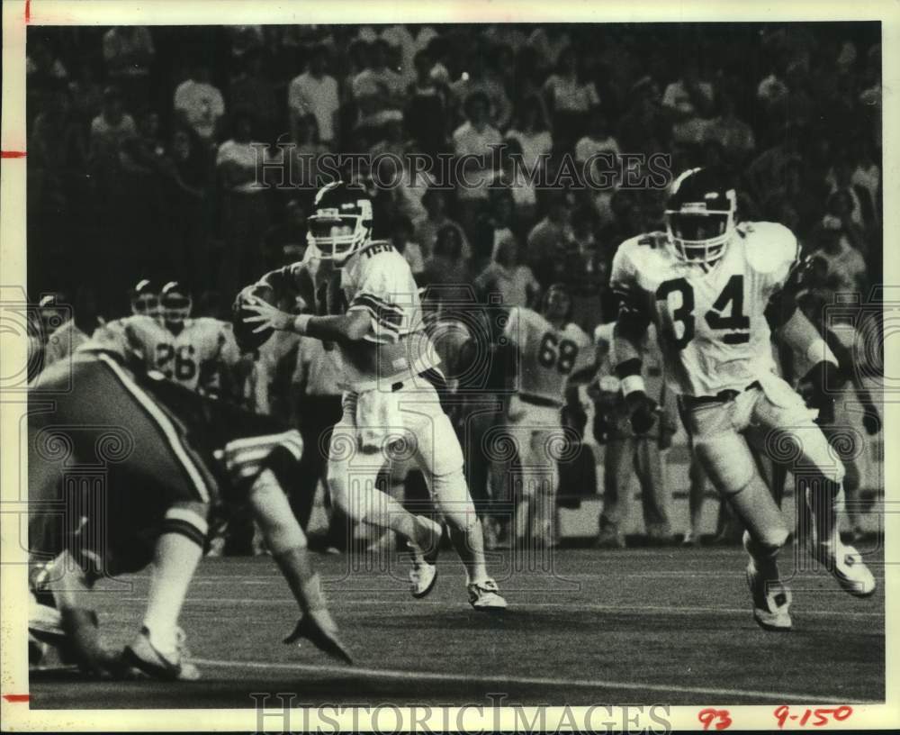 1981 Press Photo TCU QB Steve Stamp throws TD pass, 1 of 3, but Owls won 41-28- Historic Images