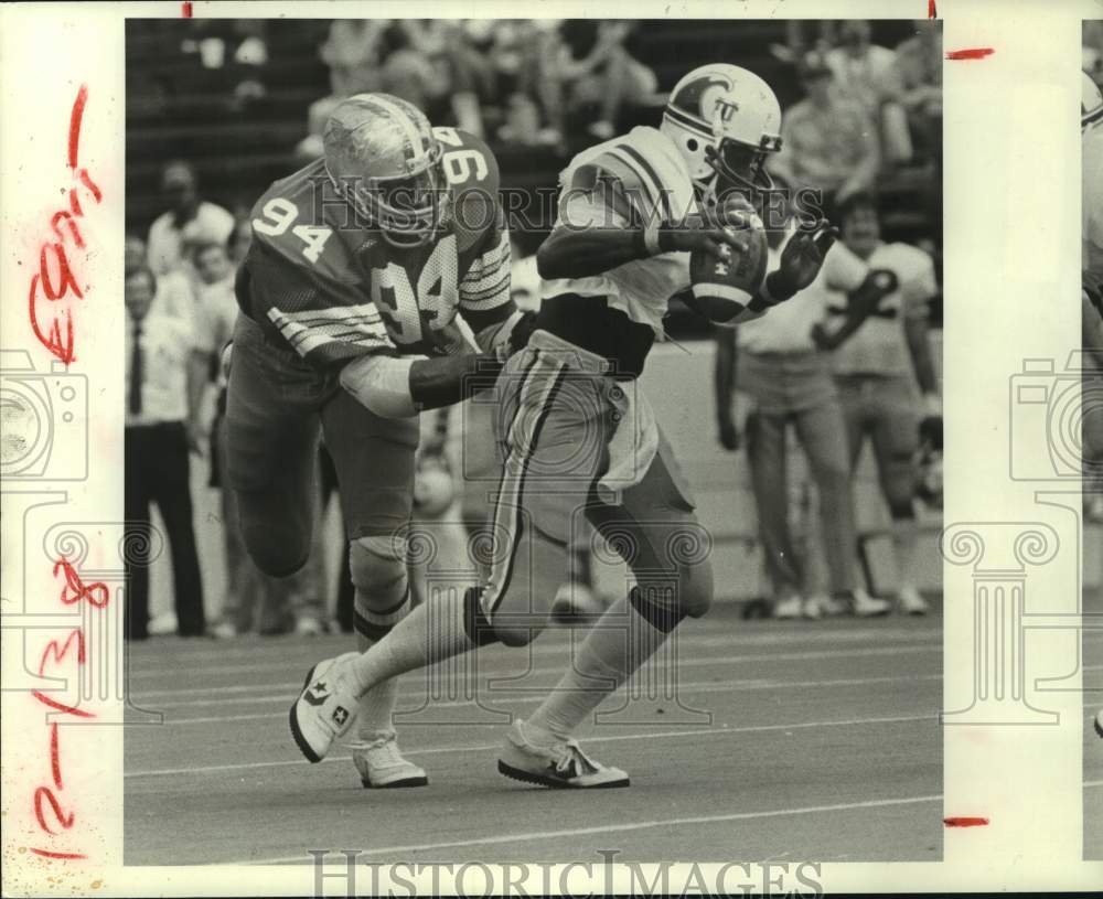 1981 Press Photo Rice University's Clenzie Pierson sacks Tulane QB Wade Elmore- Historic Images