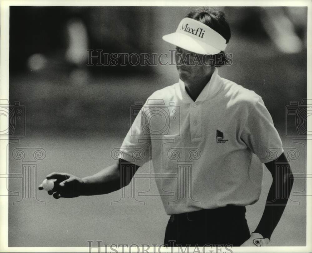 1987 Press Photo Golfer Aki Ohmachi raises ball after 18th-hole putt - hcs21532- Historic Images