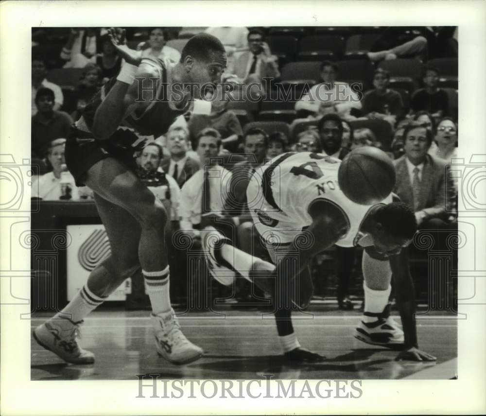 1990 Press Photo Houston's Akeem Olajuwon lost ball Denver's Alex English chased- Historic Images