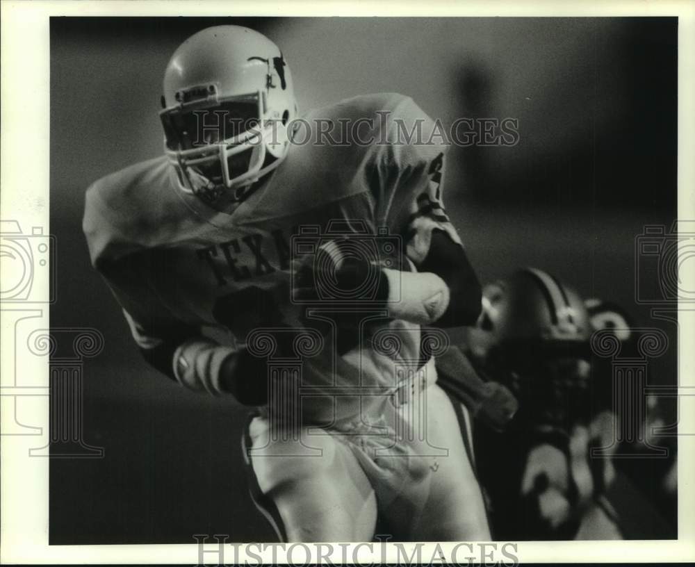 1986 Press Photo Rice&#39;s Roy Thompson gives chase to Texas Longhorn Darron Norris- Historic Images