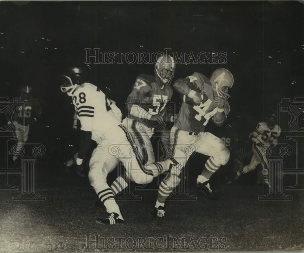 1963 Press Photo Houston Oiler fullback Charley Tolar (44) gets through defense- Historic Images