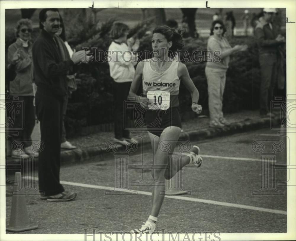 1987 Press Photo Runner Francie Larrieu in the Fine Arts 5K Fun Run - hcs21593- Historic Images