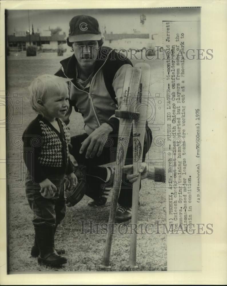 1976 Press Photo Cubs' John Summers helps little friend check bat sizes, Phoenix- Historic Images