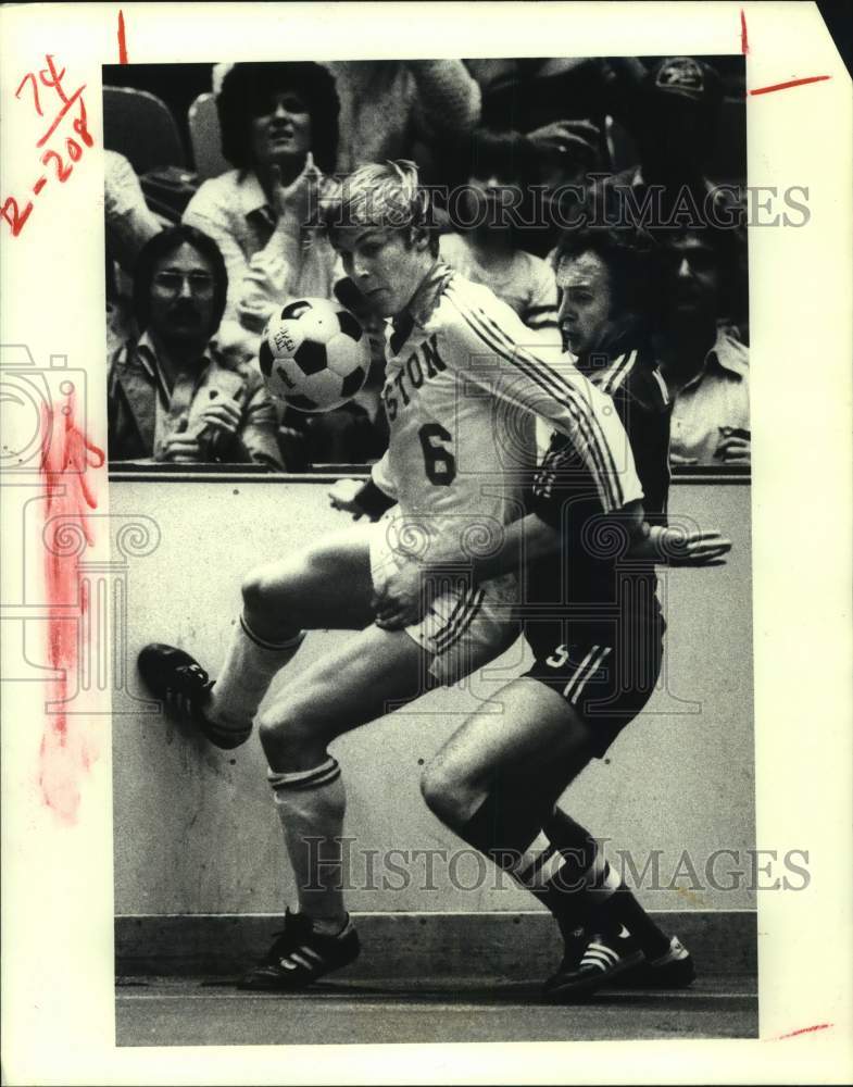 1979 Press Photo Summit Kai Haaskivi tries to keep a Boston player from the ball- Historic Images