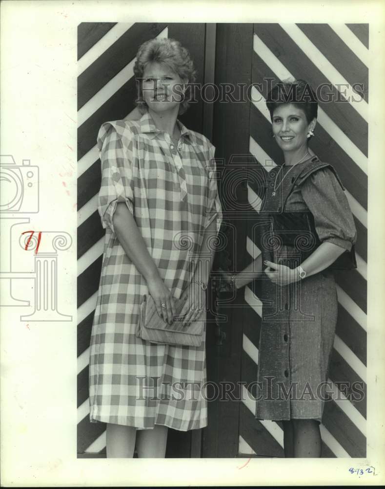 1984 Press Photo Oiler wives Laura Stensrud &amp; Maureen Bingham dress up for games- Historic Images