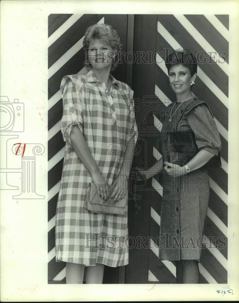 1984 Press Photo Oiler wives Laura Stensrud & Maureen Bingham dress up for games- Historic Images