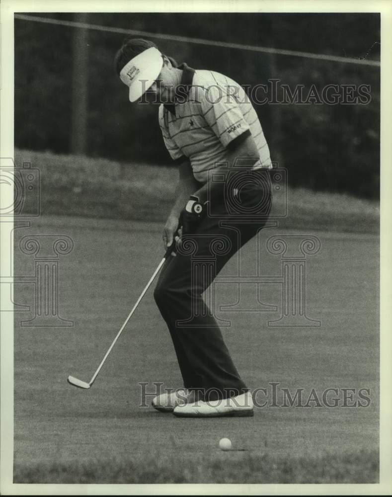 1984 Press Photo Golfer Ron Streak putting on #17. - hcs21664- Historic Images