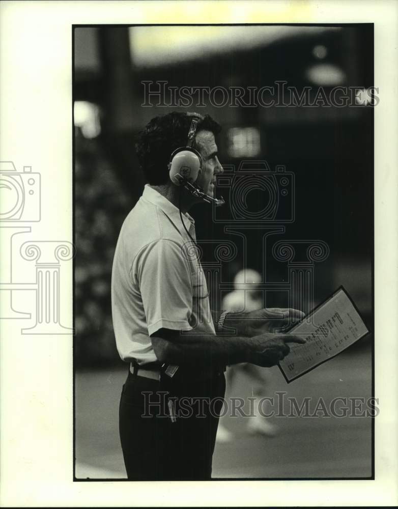 1983 Press Photo Chuck Studley, interim football coach for Houston Oilers- Historic Images