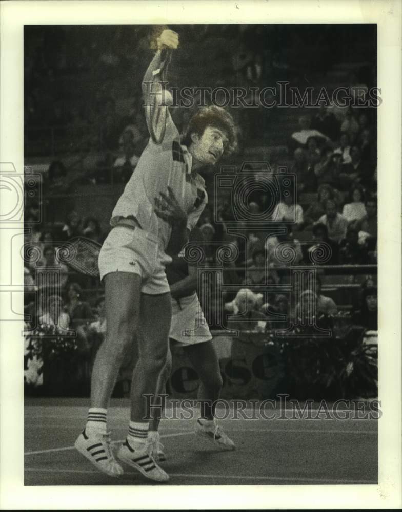 1982 Press Photo Tennis player Peter McNamara reaches up to return shot in match- Historic Images