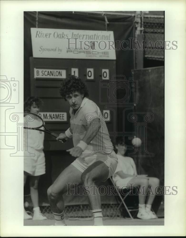 1986 Press Photo Tennis player Paul McNamee returns shot at River Oaks Invite- Historic Images