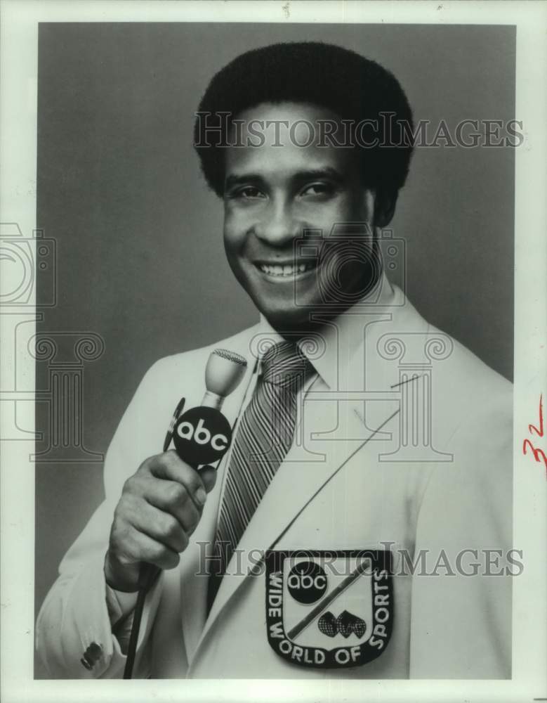 1983 Press Photo ABC sports commentator Lynn Swann poses with microphone- Historic Images