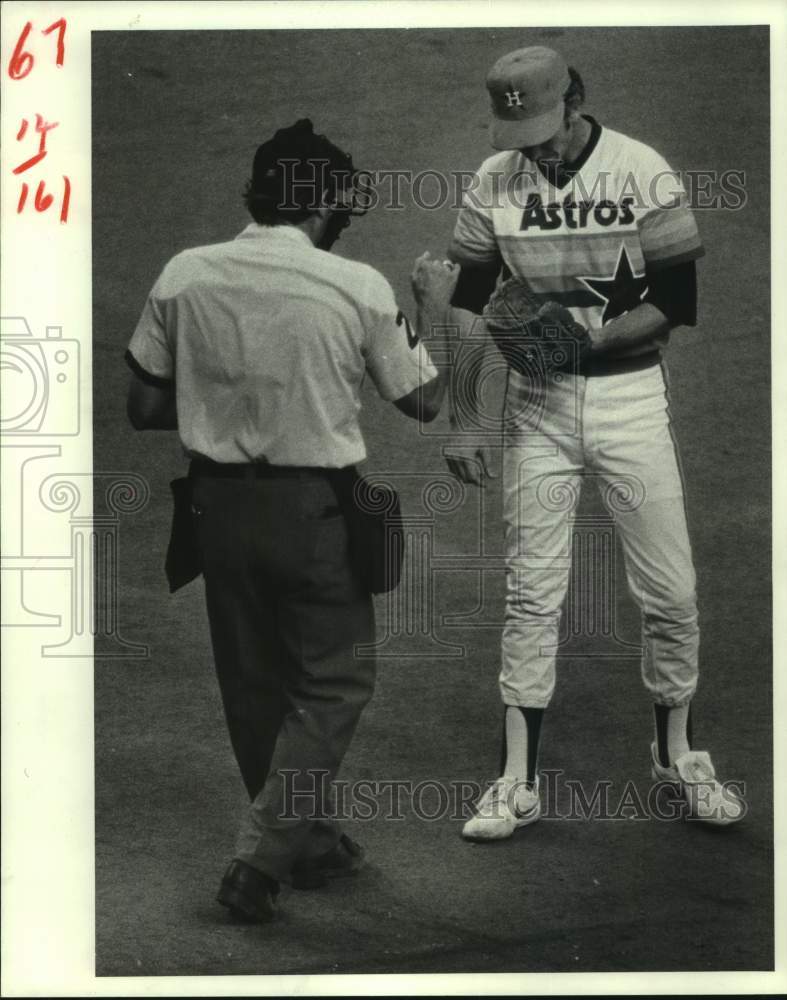 1982 Press Photo Houston Astros baseball pitcher Don Sutton looks at his glove- Historic Images