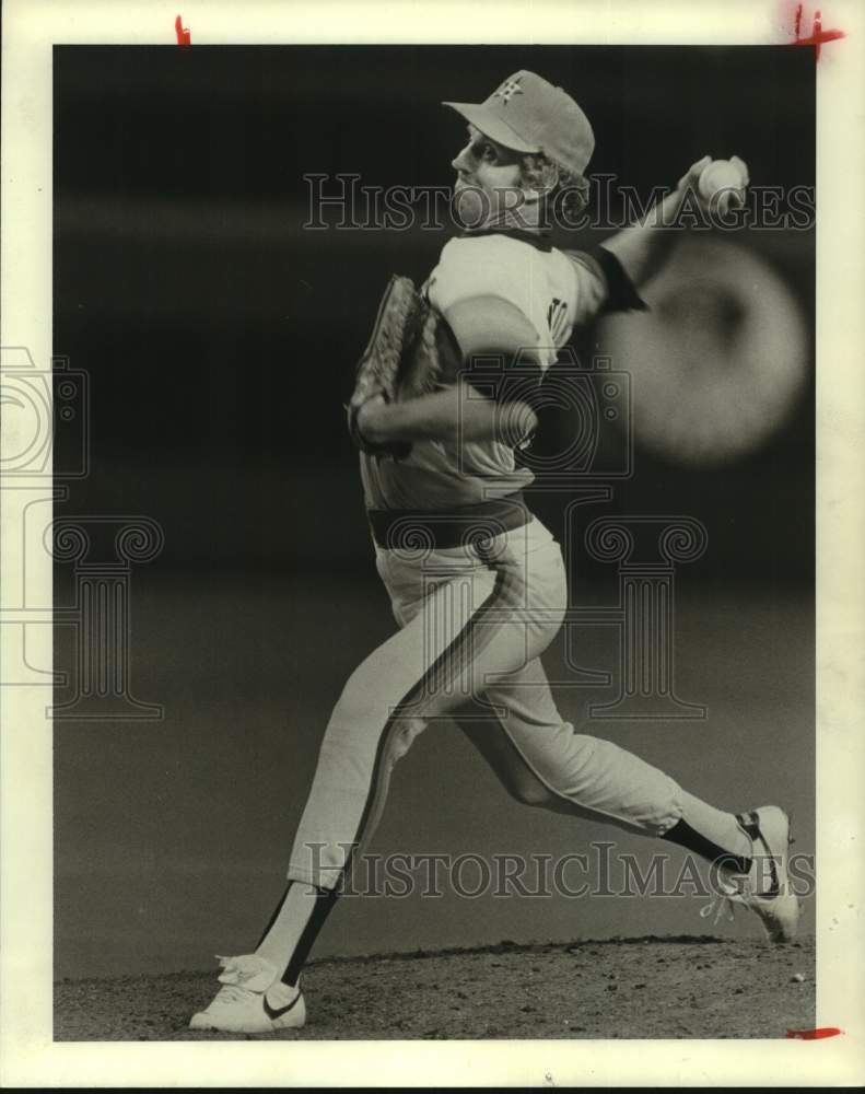 1982 Press Photo Houston Astros baseball pitcher Don Sutton throws pitch in game- Historic Images