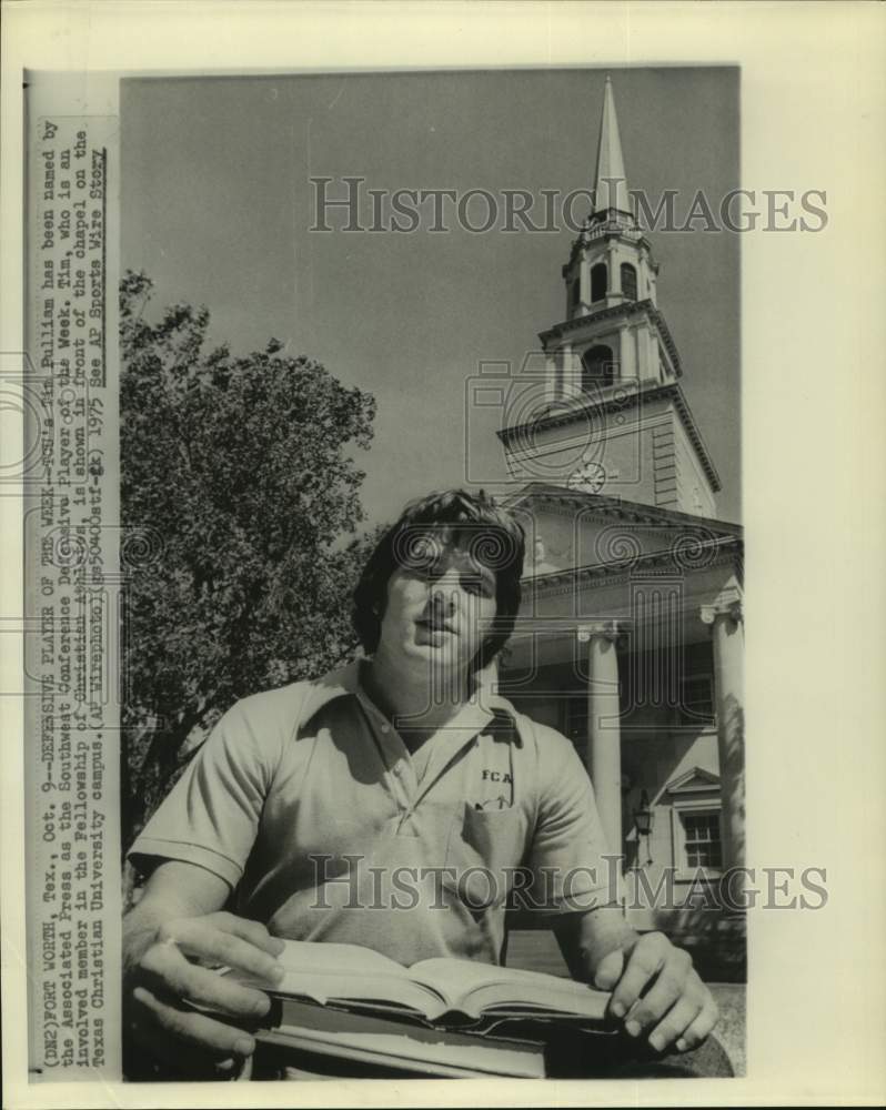 1975 Press Photo TCU football player Tim Pulliam poses in front of TCU chapel- Historic Images