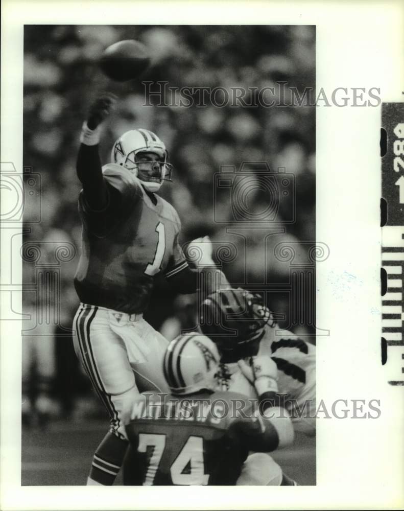 1990 Press Photo Houston Oilers football quarterback Warren Moon tosses pass- Historic Images